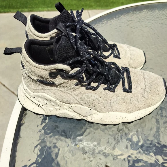 Stylish Men's Athletic Shoes in Black and Tan - Picture 4 of 15